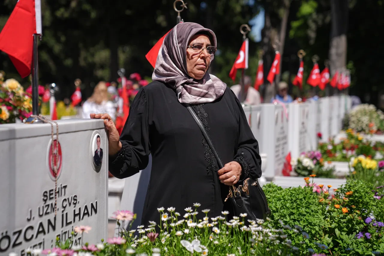 Şehit ailelerinden bayram arifesinde Edirnekapı Şehitliği’ne duygusal ziyaret