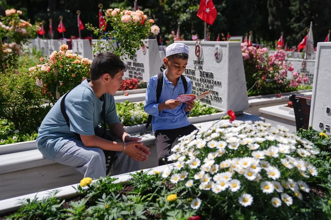 Şehit ailelerinden bayram arifesinde Edirnekapı Şehitliği’ne duygusal ziyaret