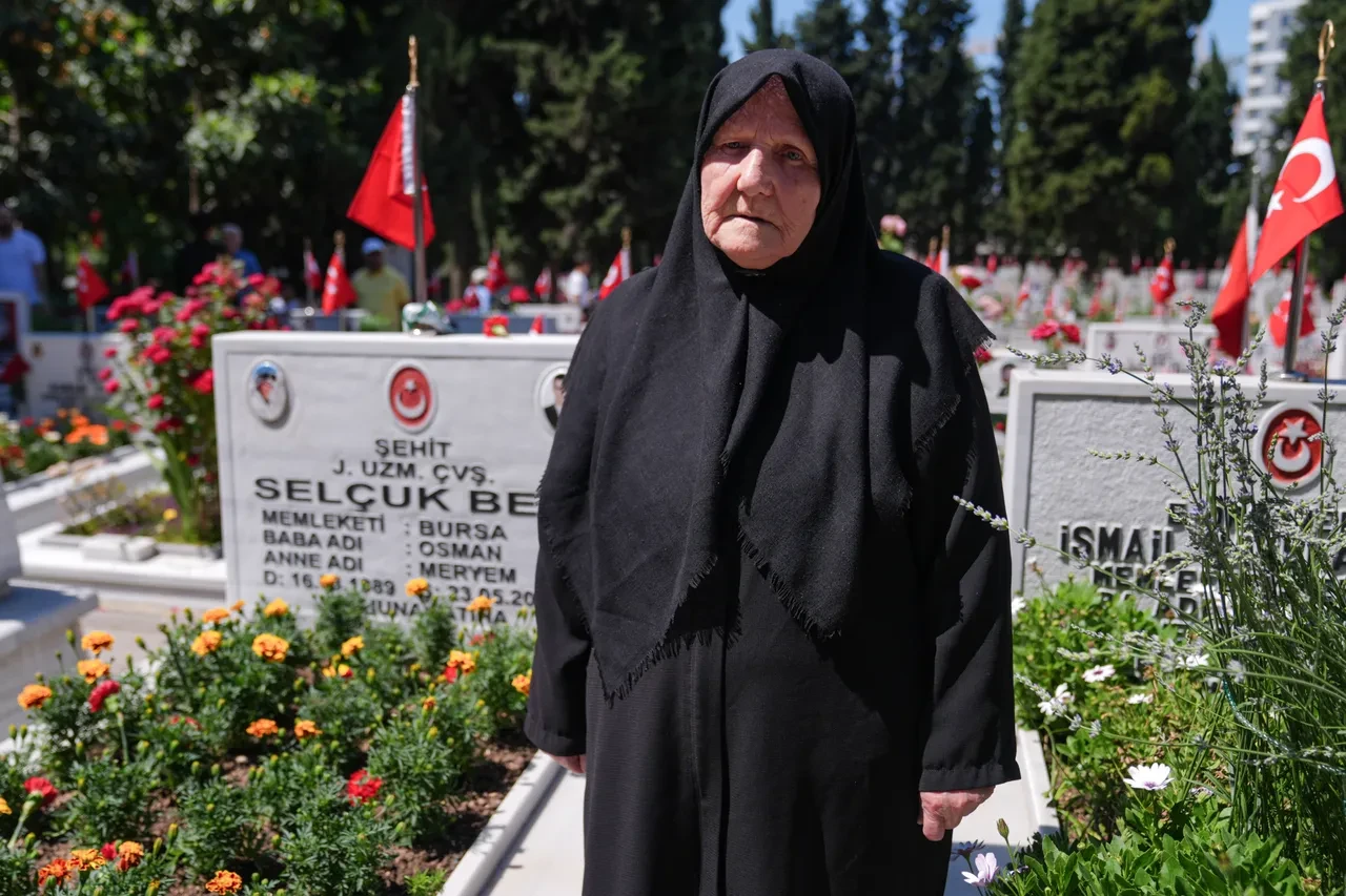 Şehit ailelerinden bayram arifesinde Edirnekapı Şehitliği’ne duygusal ziyaret