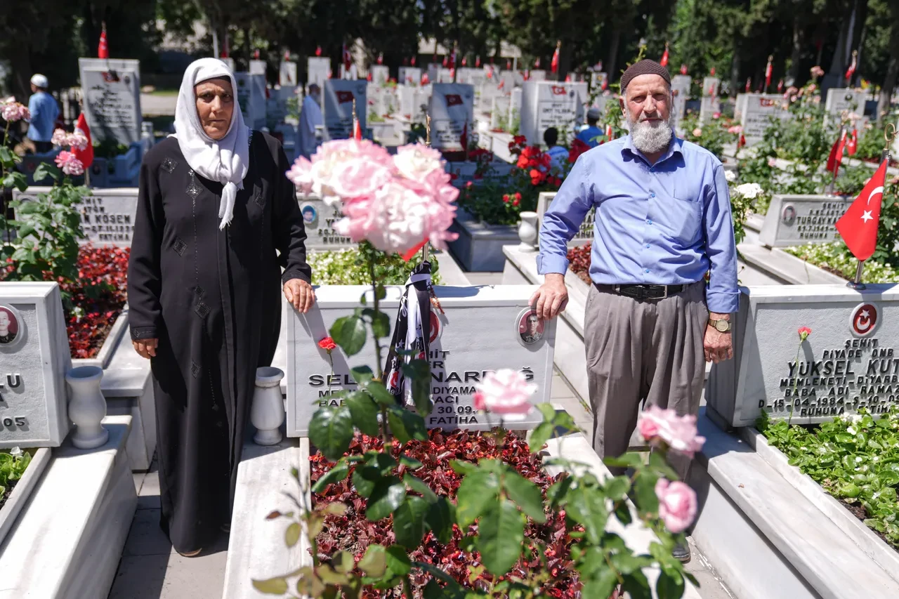 Şehit ailelerinden bayram arifesinde Edirnekapı Şehitliği’ne duygusal ziyaret