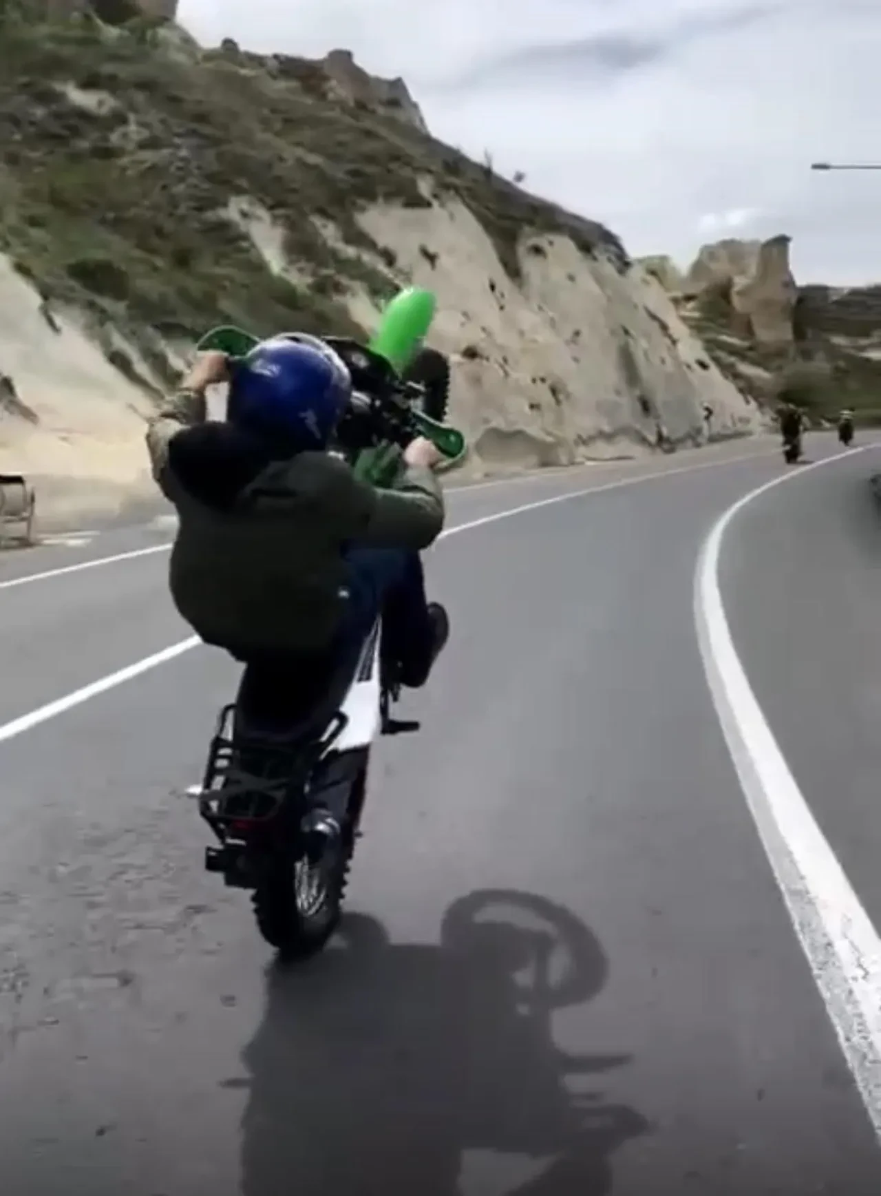 Sosyal medyada yayınlayınca yakayı ele verdi! Trafikte akrobatik hareketler pahalıya patladı