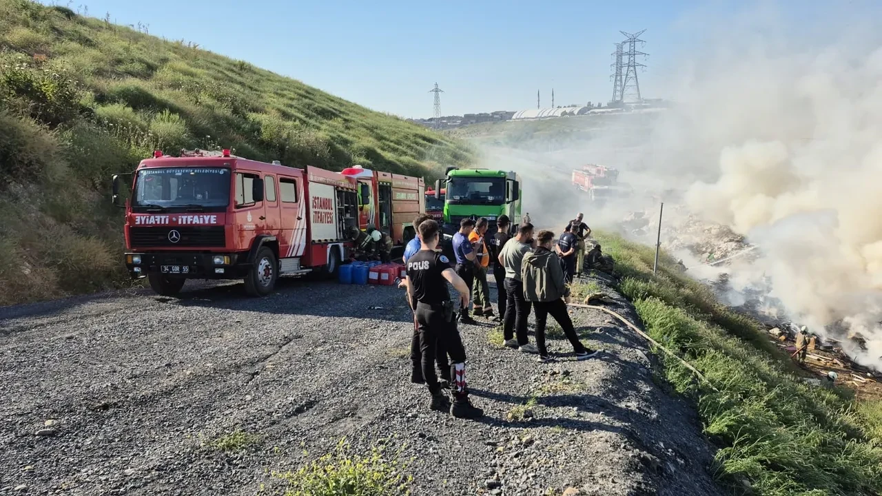 Sultangazi'de katı atık toplama alanında yangın