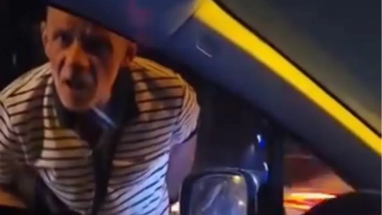 Trafikte dehşet anları! Maganda sürücünün önünü kesip camı yumrukladı