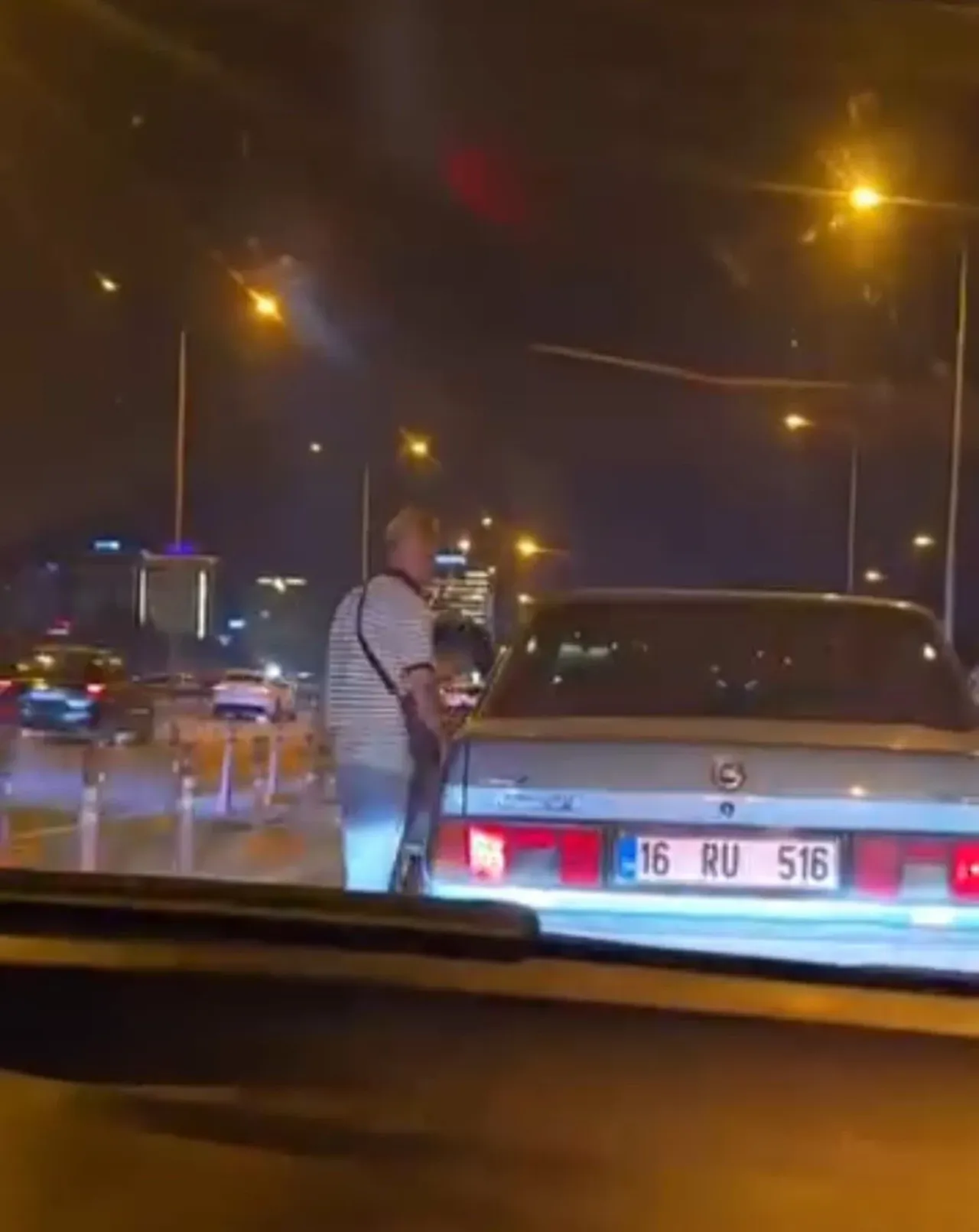 Trafikte dehşet anları! Maganda sürücünün önünü kesip camı yumrukladı