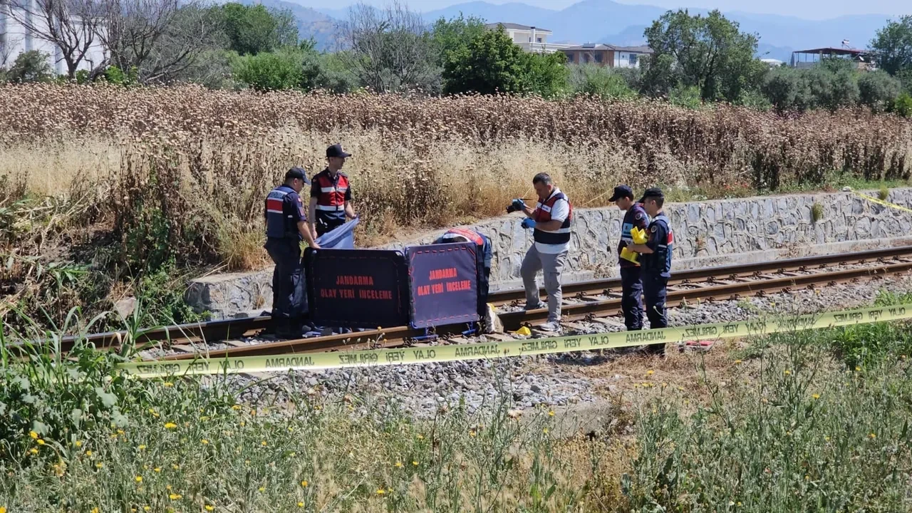 Trenin altında kalarak hayatını kaybeden ambulans şoförüne son veda