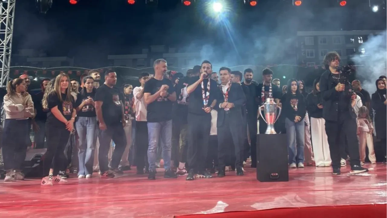 Vanspor FK coşkusu sokağa taştı: Şampiyonluk kutlaması nefes kesti!