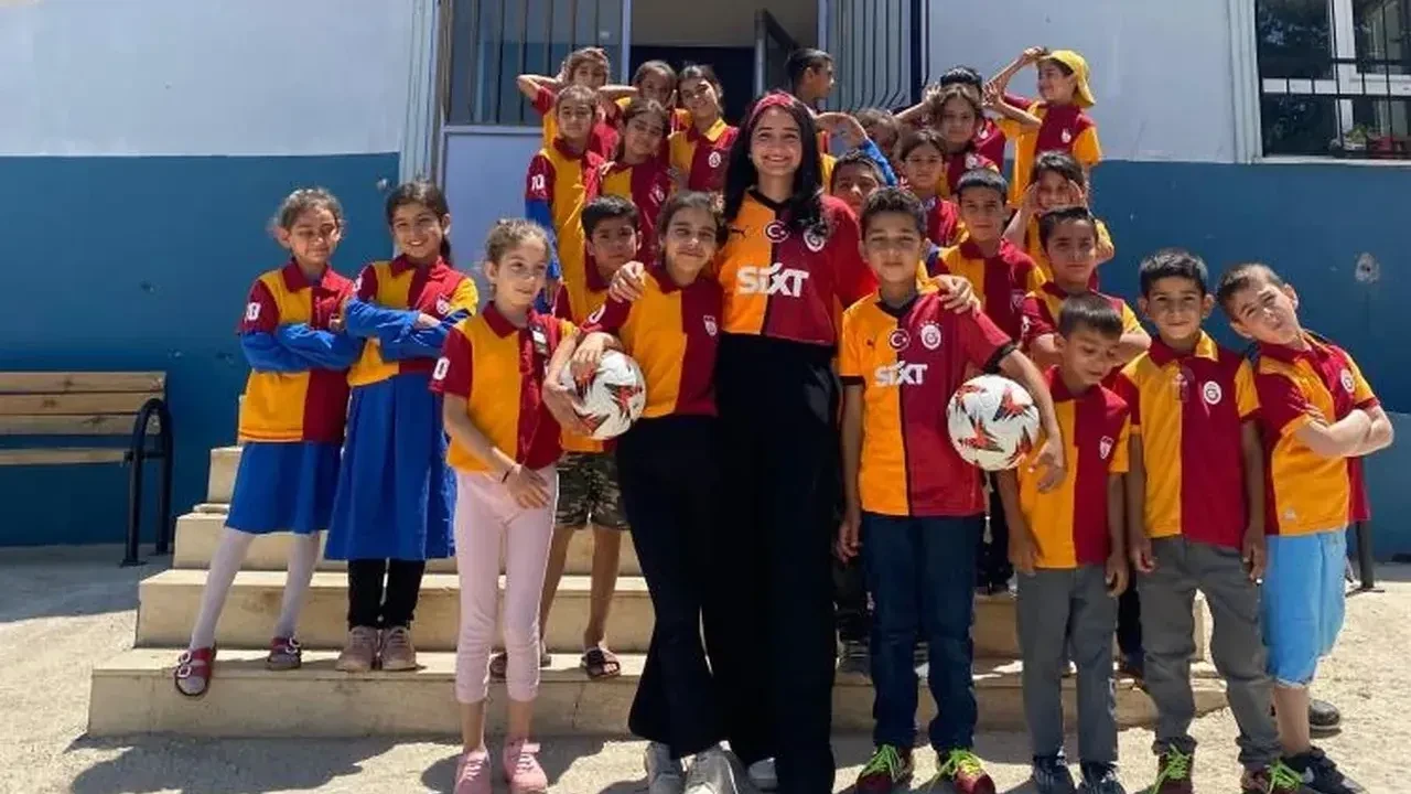 Yunus Akgün’den köy okuluna anlamlı hediye: Minik taraftarlara forma sürprizi