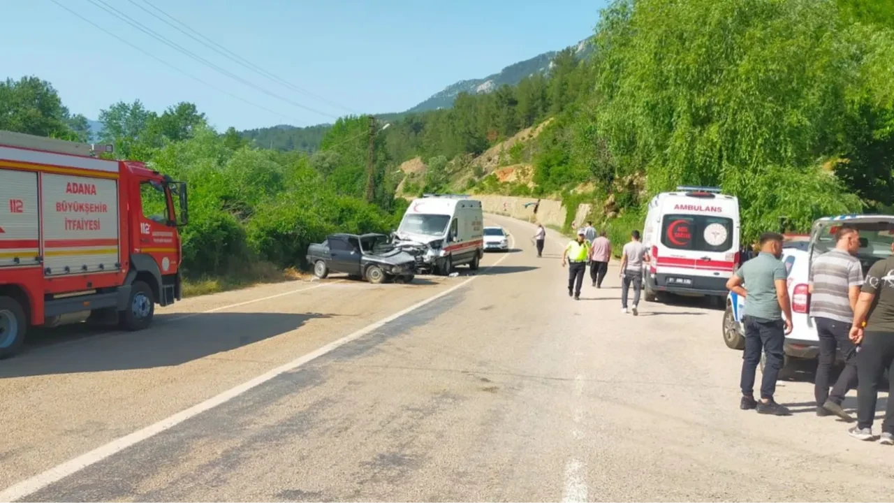 Adana'da feci kaza: Ambulans ile otomobil çarpıştı, 1 ölü 4 yaralı