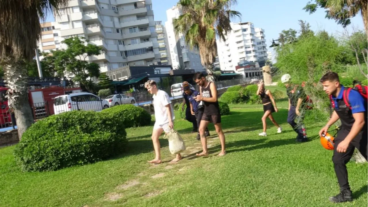 Antalya'da deniz kenarında mahsur kalan turistlerden sevindiren haber!