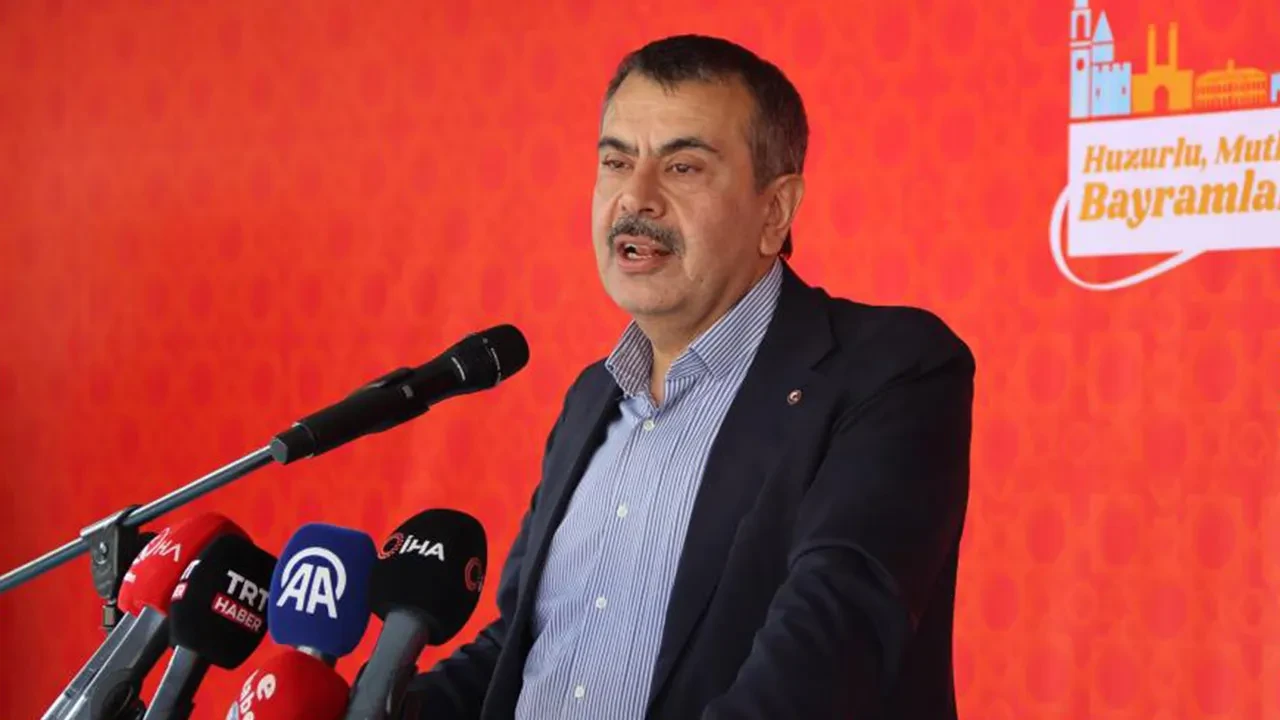 Bakan Tekin'den CHP'ye başörtüsü eleştirisi: Sadece laf kalabalığı