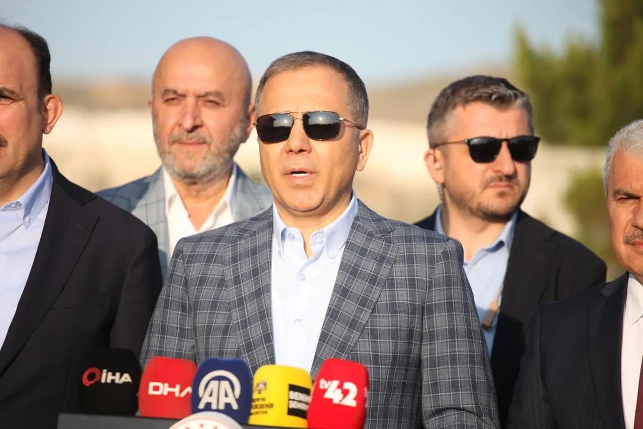Bakan Yerlikaya'dan sürücülere uyarı: Bayram boyunca trafikte dikkatli olun