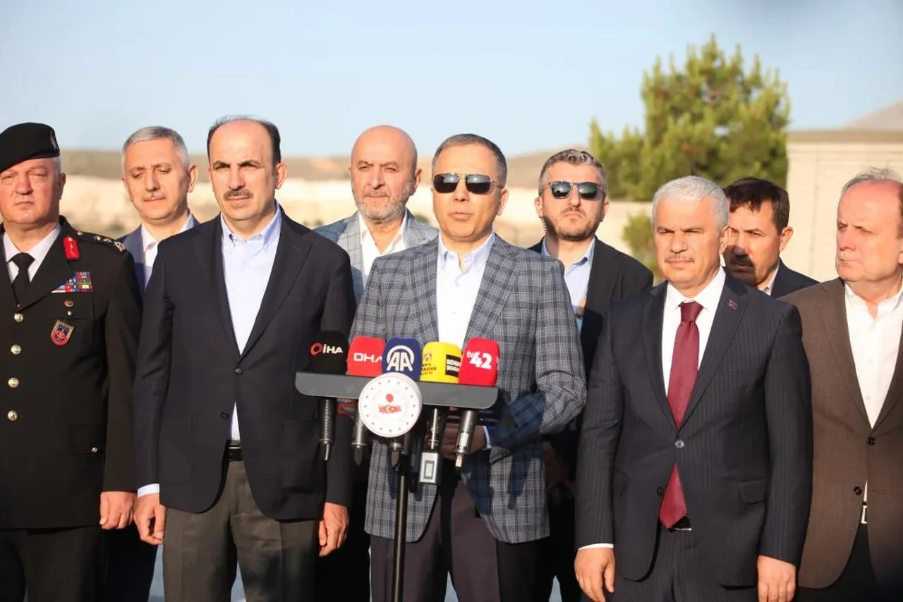 Bakan Yerlikaya'dan sürücülere uyarı: Bayram boyunca trafikte dikkatli olun