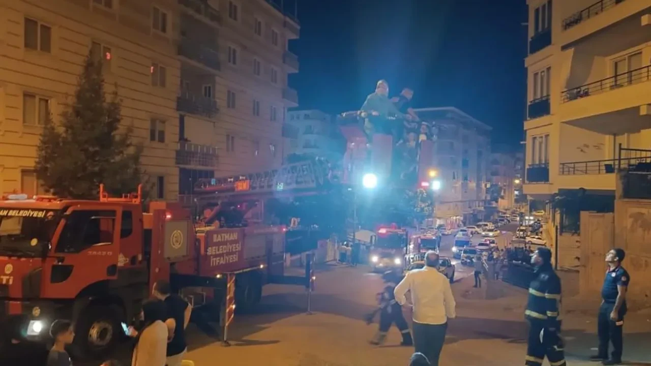 Batman'da market yangını: Mahsur kalanlar son anda kurtarıldı