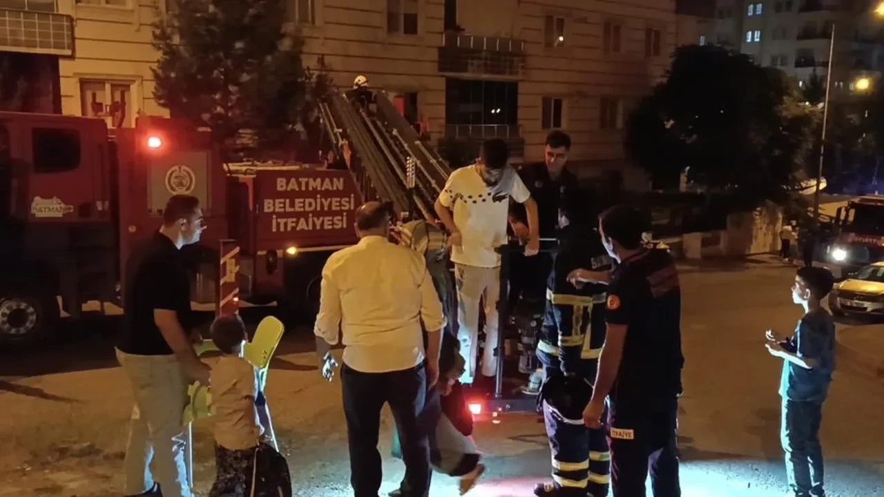 Batman'da market yangını: Mahsur kalanlar son anda kurtarıldı