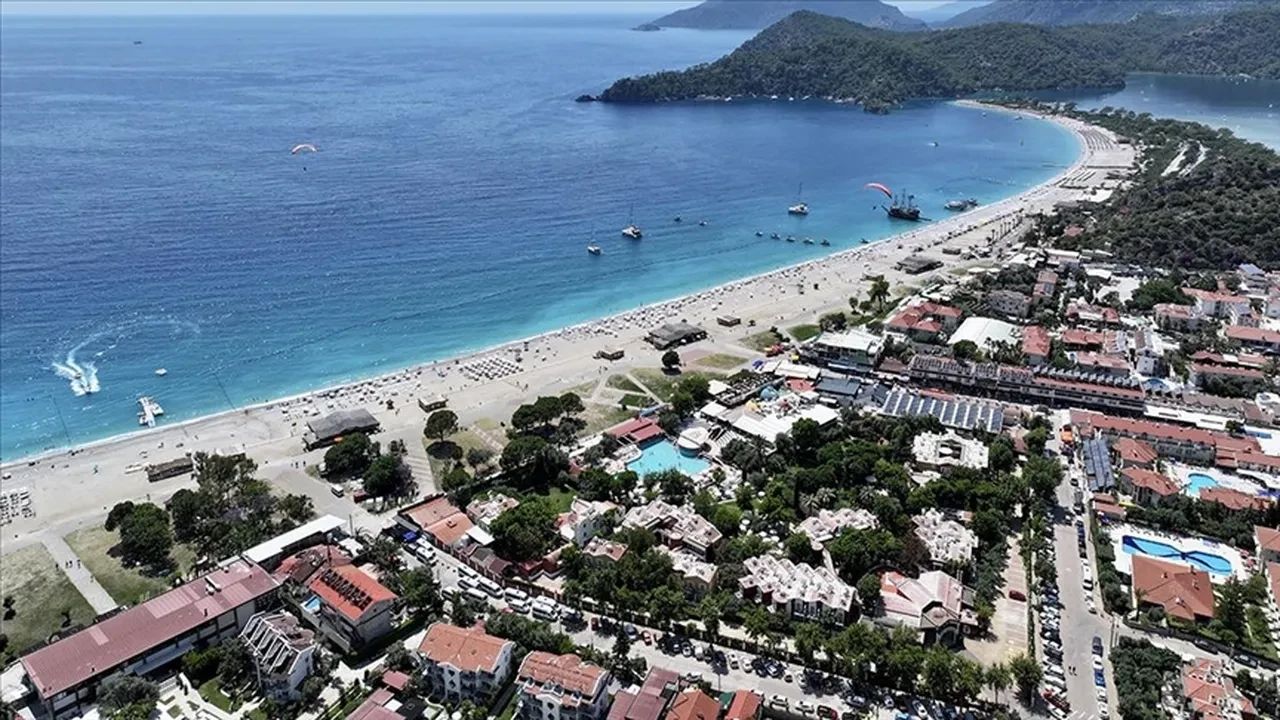 Bayramı fırsat bilen tatilciler Marmaris ve Datça'ya akın etti! İşte o sayı