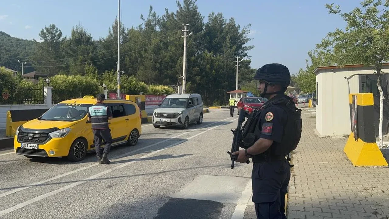 Bayramı fırsat bilen tatilciler Marmaris ve Datça'ya akın etti! İşte o sayı