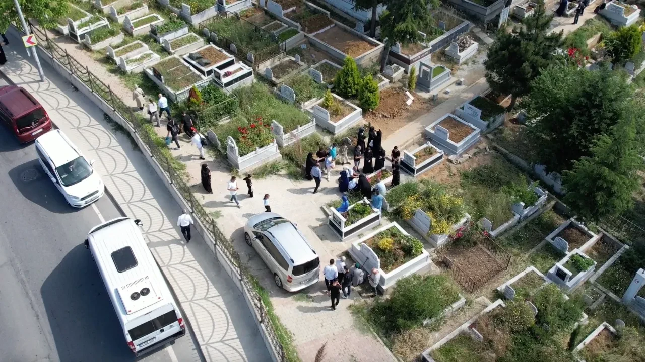 Bayramın ilk günü mezarlıklar doldu taştı 