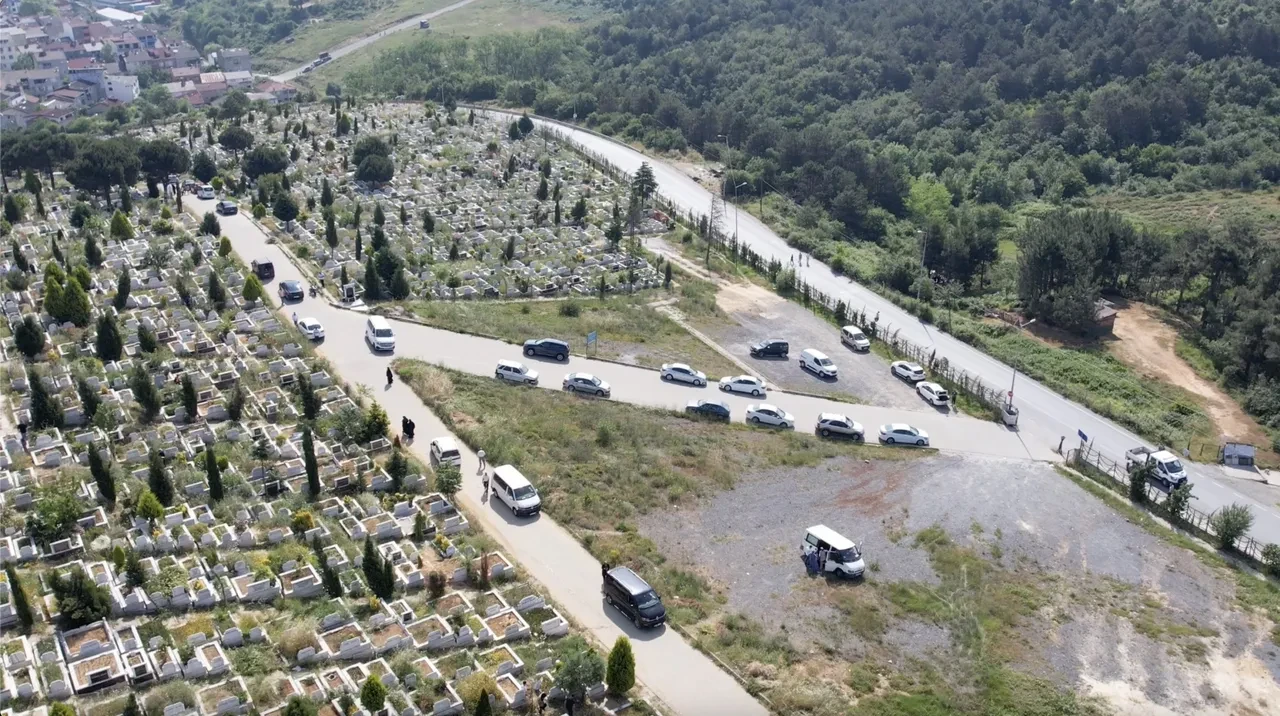 Bayramın ilk günü mezarlıklar doldu taştı