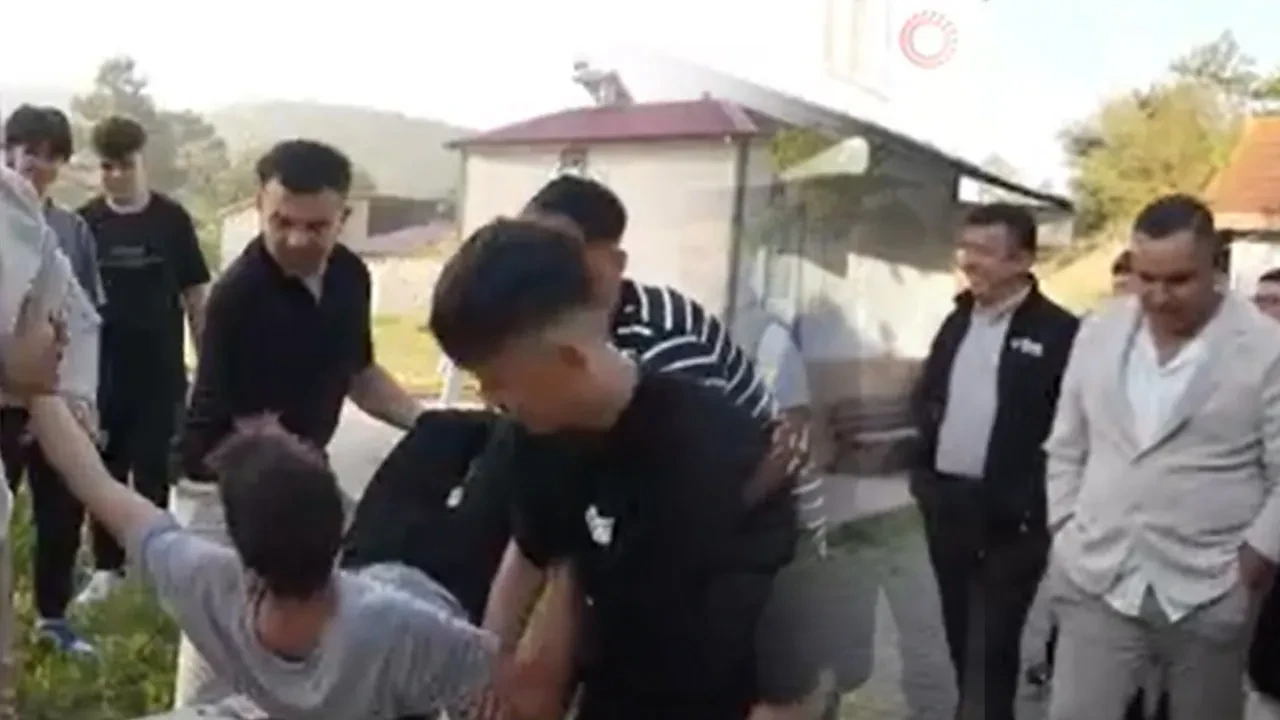 Bu bayram da gelenek bozulmadı! Namaza gelmeyenleri böyle buz gibi suya atıyorlar
