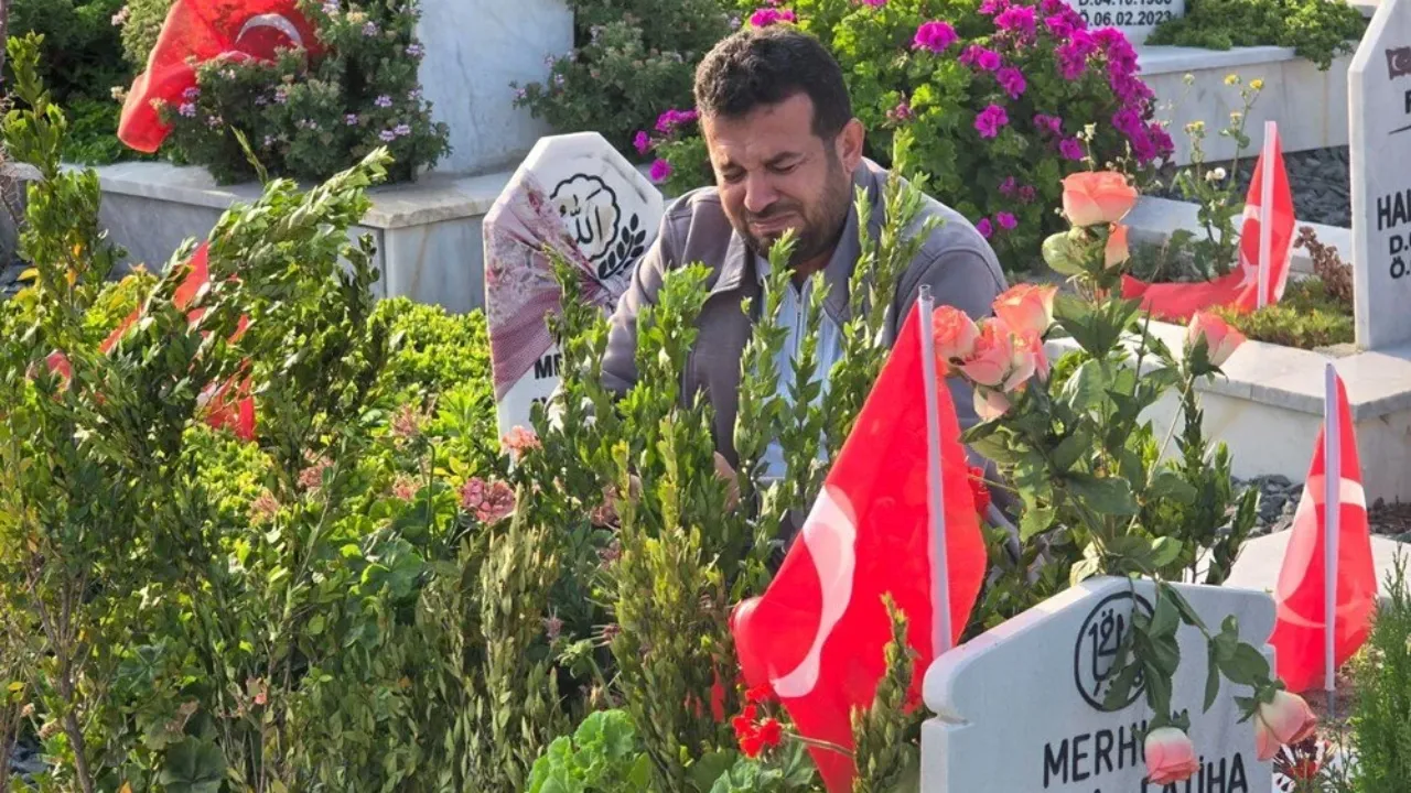 Deprem şehitliğinde buruk bayram! Acılar hala taze 
