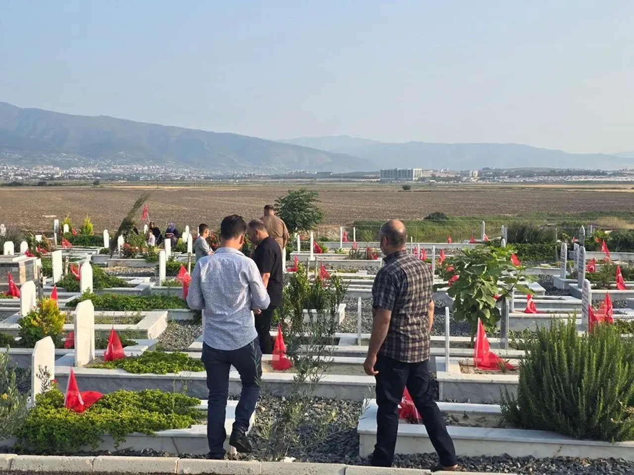 Deprem şehitliğinde buruk bayram! Acılar hala taze