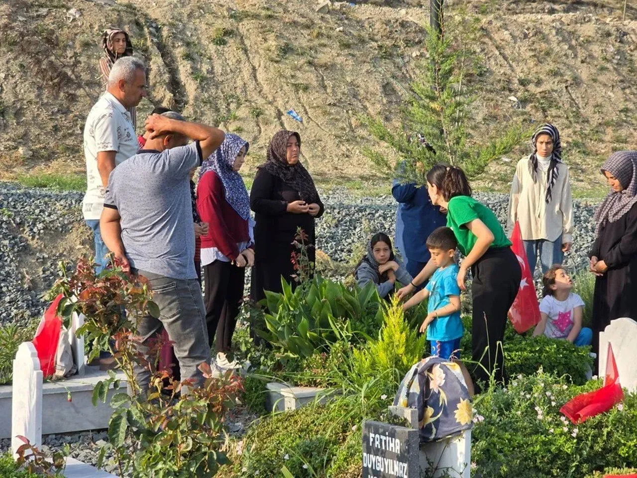 Deprem şehitliğinde buruk bayram! Acılar hala taze