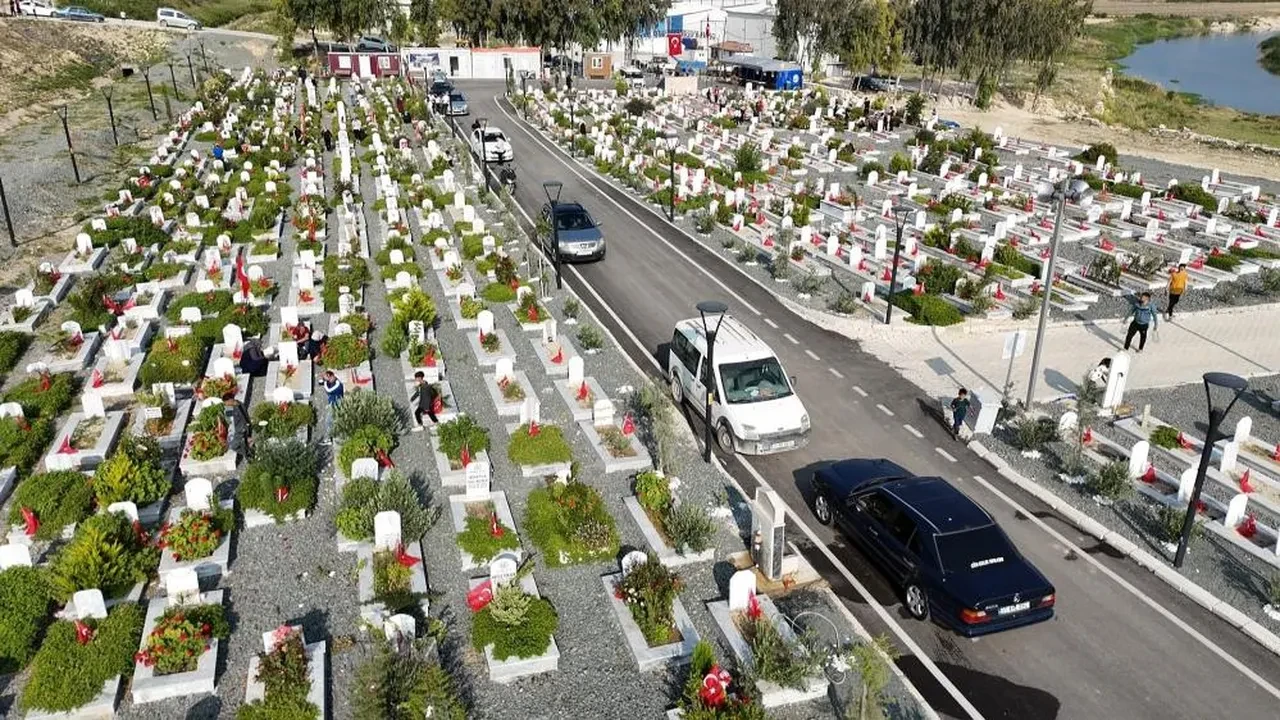 Deprem şehitliğinde buruk bayram! Acılar hala taze