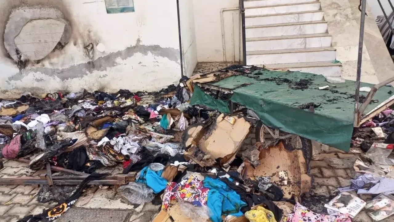 Evinin önündeki tekstil ürünleri tezgahı küle döndü
