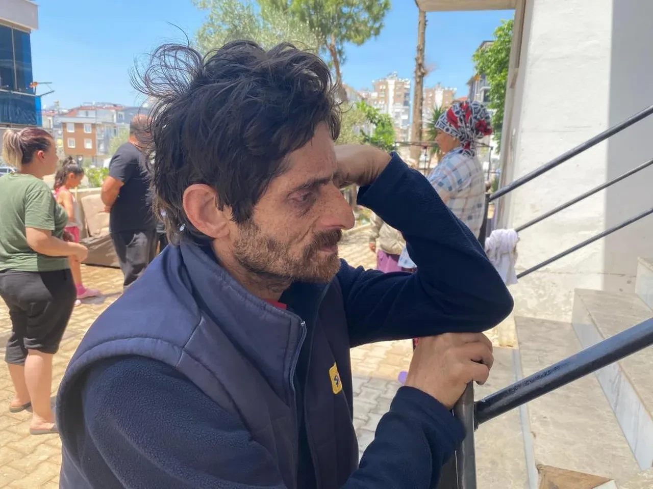 Evinin önündeki tekstil ürünleri tezgahı küle döndü