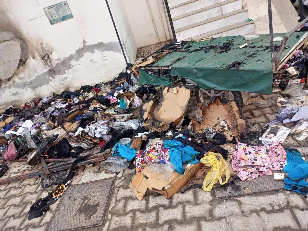 Evinin önündeki tekstil ürünleri tezgahı küle döndü