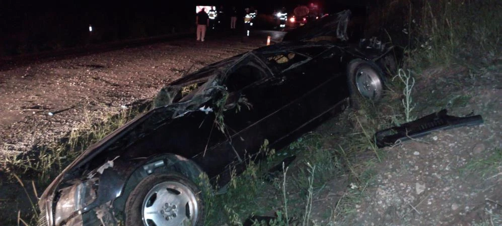 Şarampole yuvarlanan Mercedes kağıt gibi ezildi, 5 kişi yaralandı!