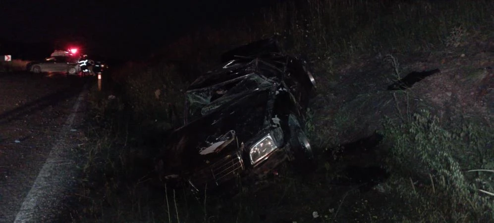 Şarampole yuvarlanan Mercedes kağıt gibi ezildi, 5 kişi yaralandı!