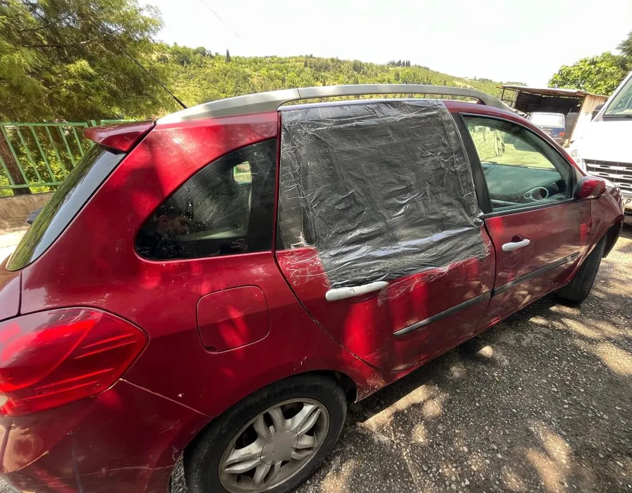 İpini koparan boğa aracı pert etti! 3 metreden otomobilin üstüne uçtu