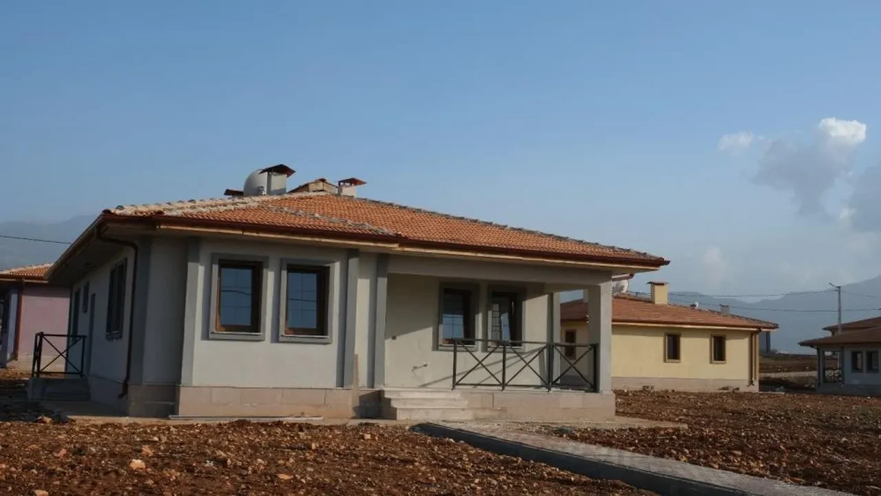 Kahramanmaraş'ta çifte bayram: Göl manzaralı köy evleri tamamlandı