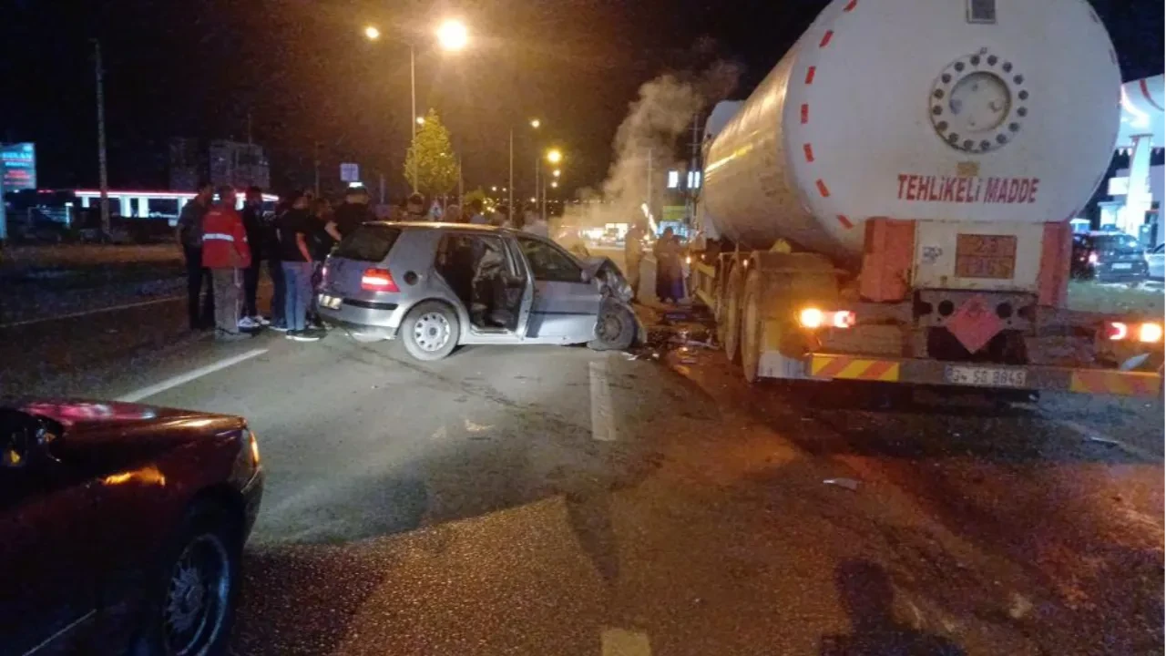 Karşı şeride dalan otomobil akaryakıt tankerine çarptı! Sürücüden acı haber