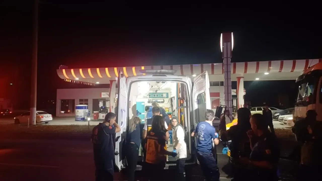 Karşı şeride dalan otomobil akaryakıt tankerine çarptı! Sürücüden acı haber