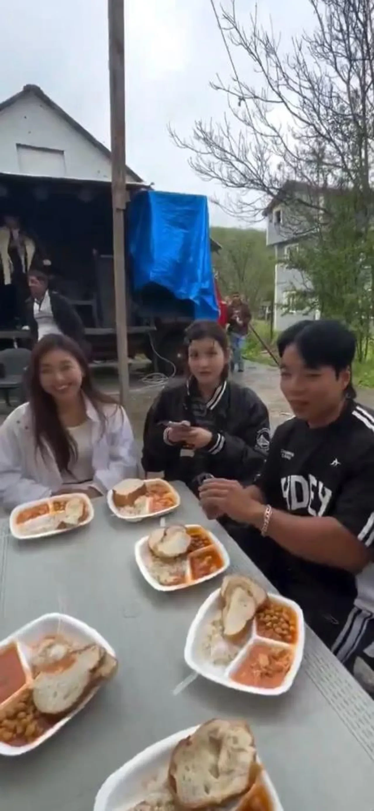 Koreli turistler Bolu’da şoku yaşadı: Hem yemeğe davet ettiler, hem paralarını aldılar