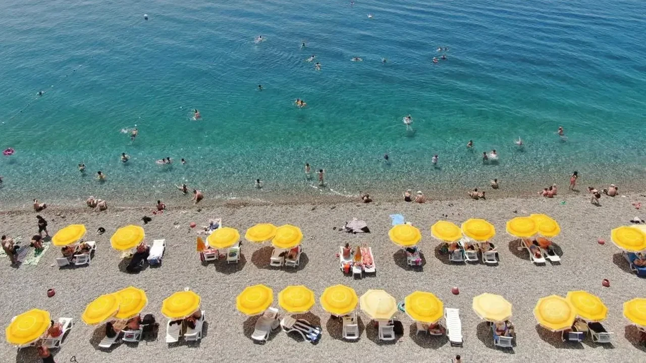 Kurban Bayramı'da Antalya'da hava 37 dereceyi buldu, sahiller doldu taştı