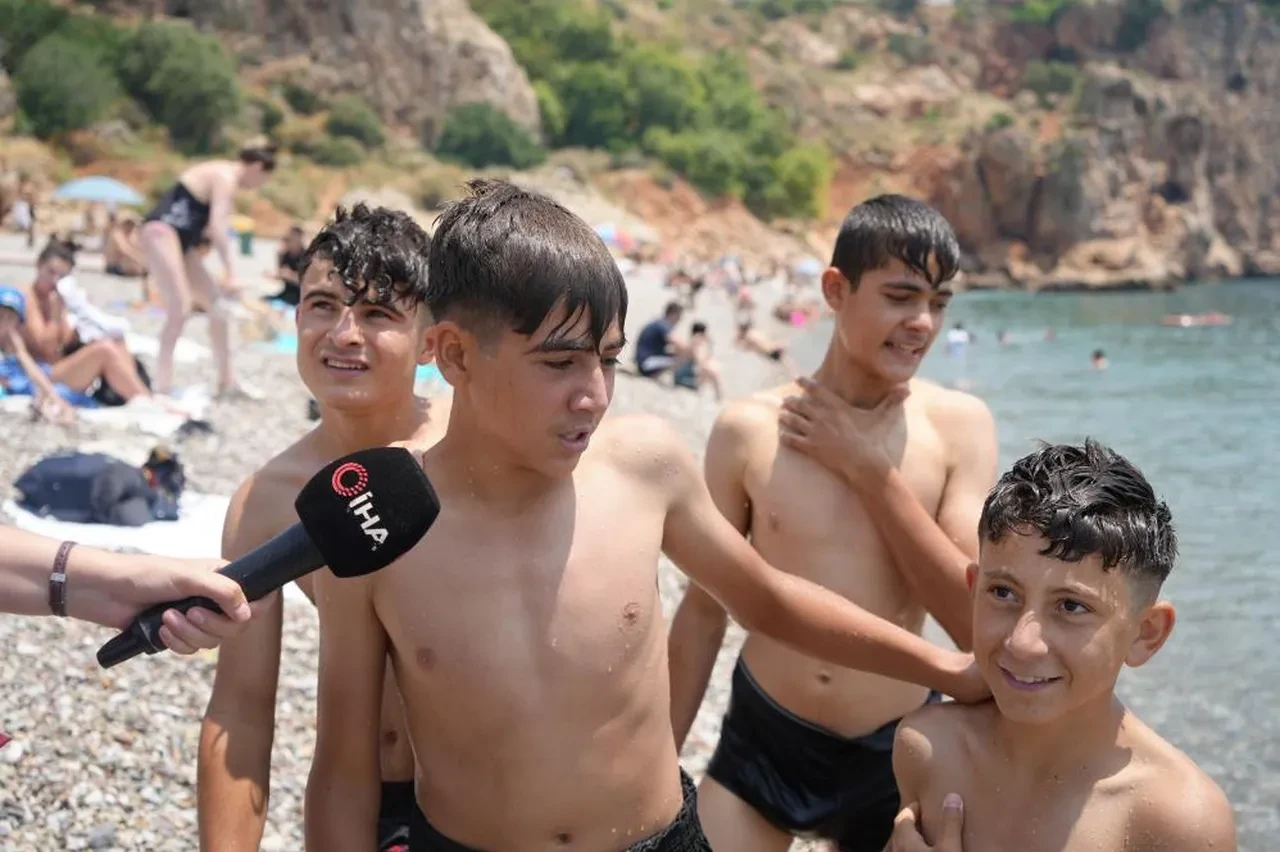 Kurban Bayramı'da Antalya'da hava 37 dereceyi buldu, sahiller doldu taştı