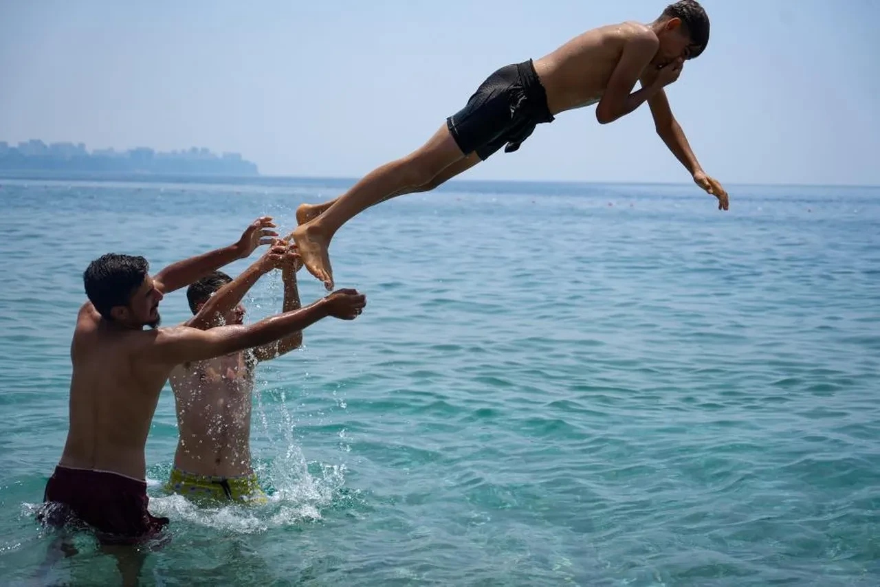 Kurban Bayramı'da Antalya'da hava 37 dereceyi buldu, sahiller doldu taştı