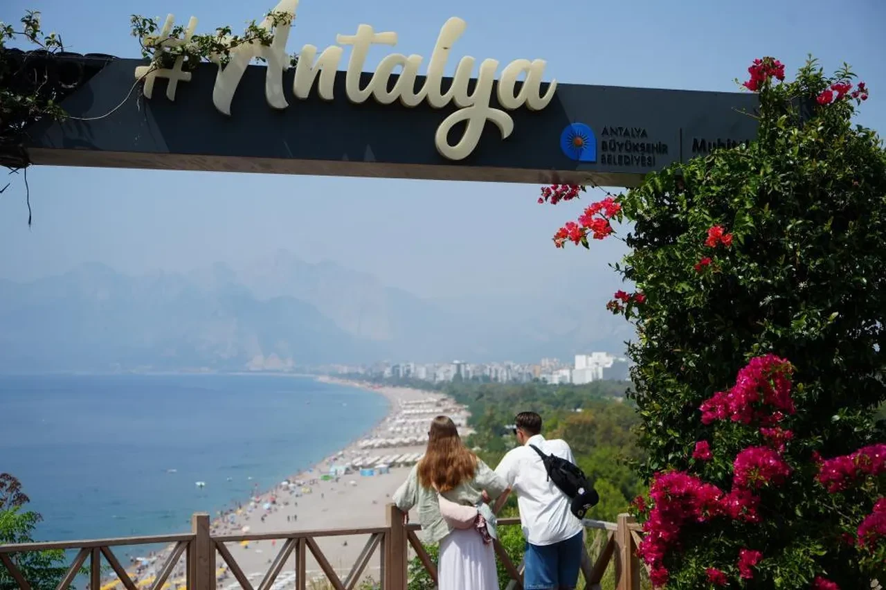 Kurban Bayramı'da Antalya'da hava 37 dereceyi buldu, sahiller doldu taştı