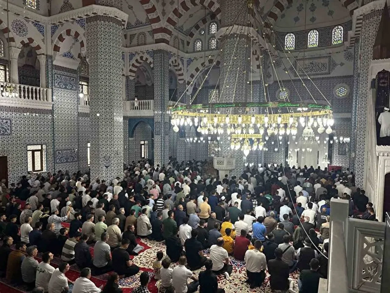 Kurban Bayramı'nda camiler doldu taştı! Türkiye'nin dört bir yanından bayram namazı manzaraları