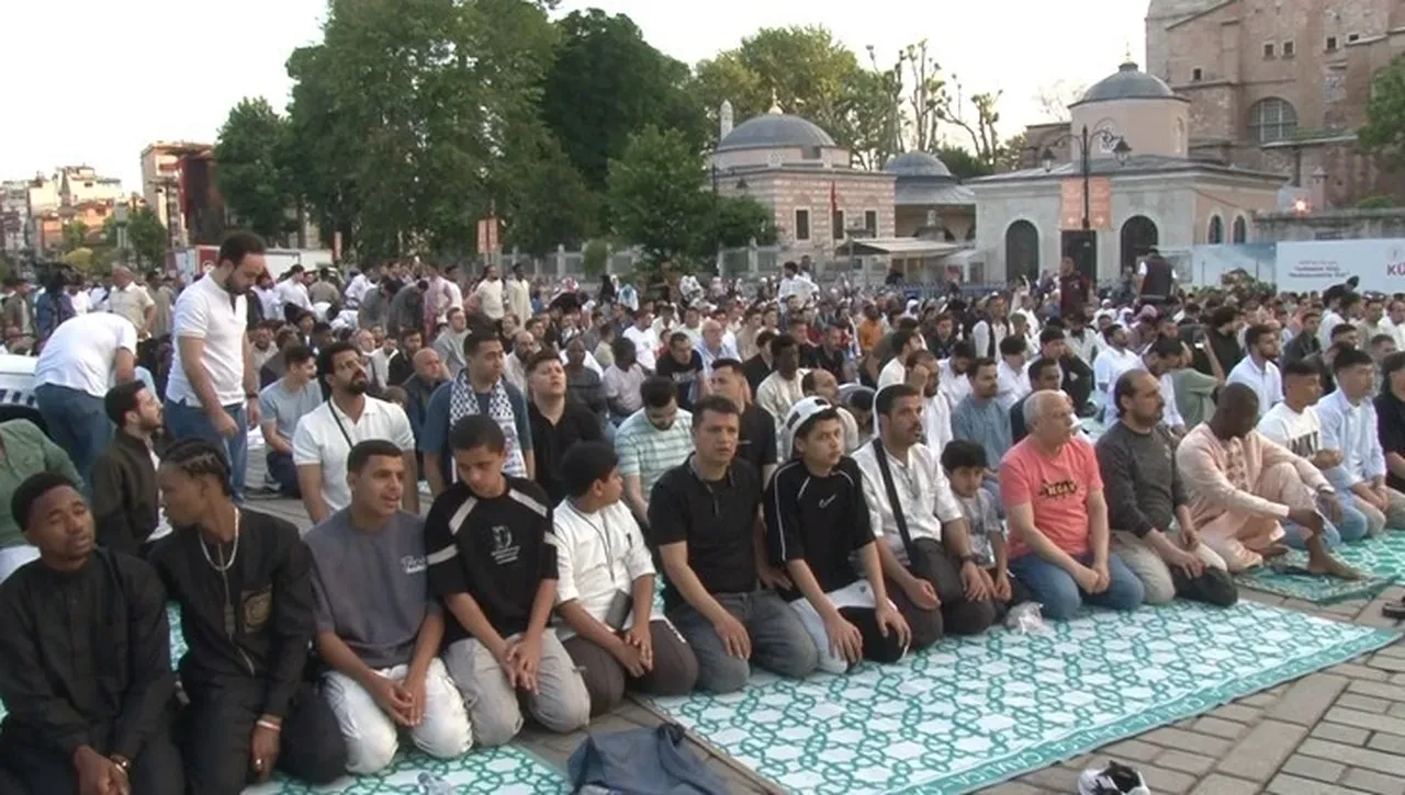 Kurban Bayramı'nda camiler doldu taştı! Türkiye'nin dört bir yanından bayram namazı manzaraları