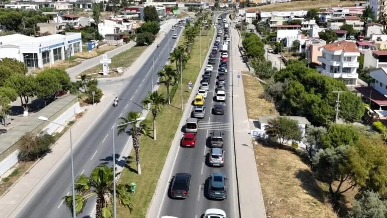 Kurban Bayramı’nda Kuşadası’na tatilci akını: Girişlerde uzun araç kuyrukları oluştu