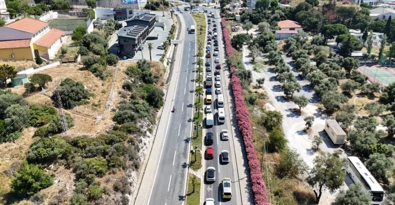 Kurban Bayramı’nda Kuşadası’na tatilci akını: Girişlerde uzun araç kuyrukları oluştu