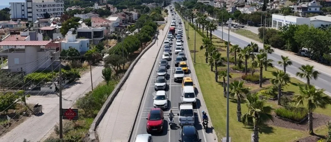 Kurban Bayramı’nda Kuşadası’na tatilci akını: Girişlerde uzun araç kuyrukları oluştu