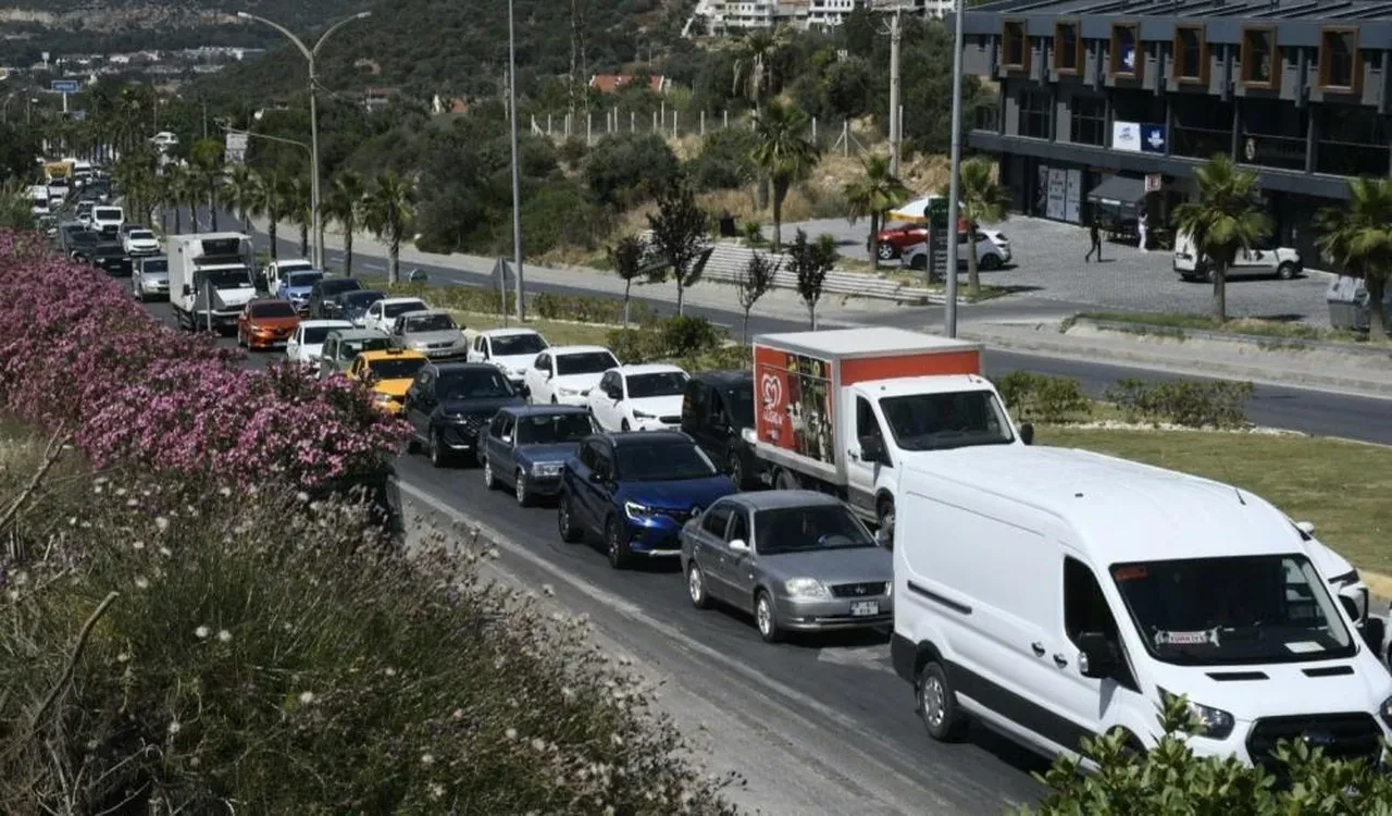 Kurban Bayramı’nda Kuşadası’na tatilci akını: Girişlerde uzun araç kuyrukları oluştu