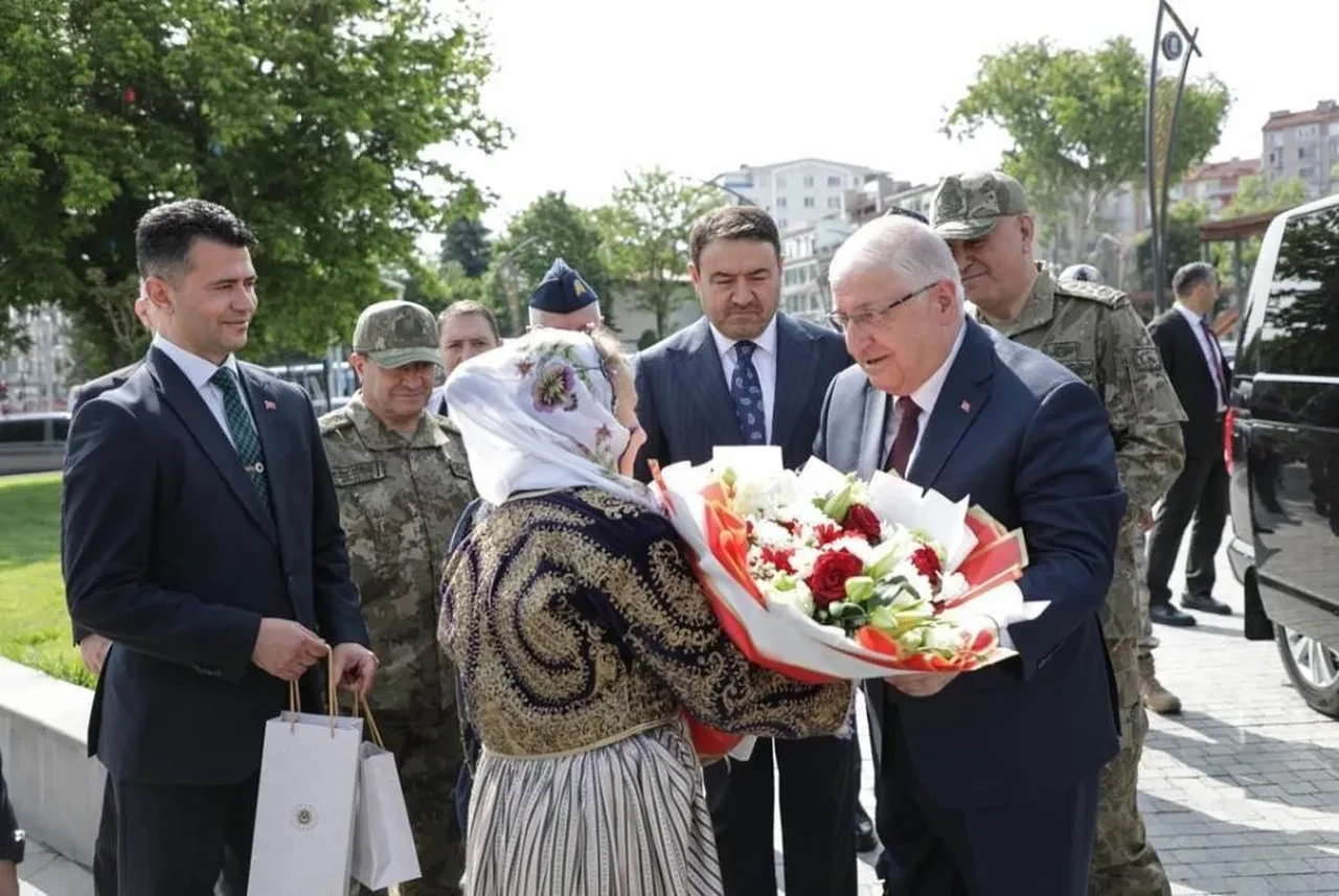 Milli Savunma Bakanı Yaşar Güler'den Mehmetçik’e bayram ziyareti