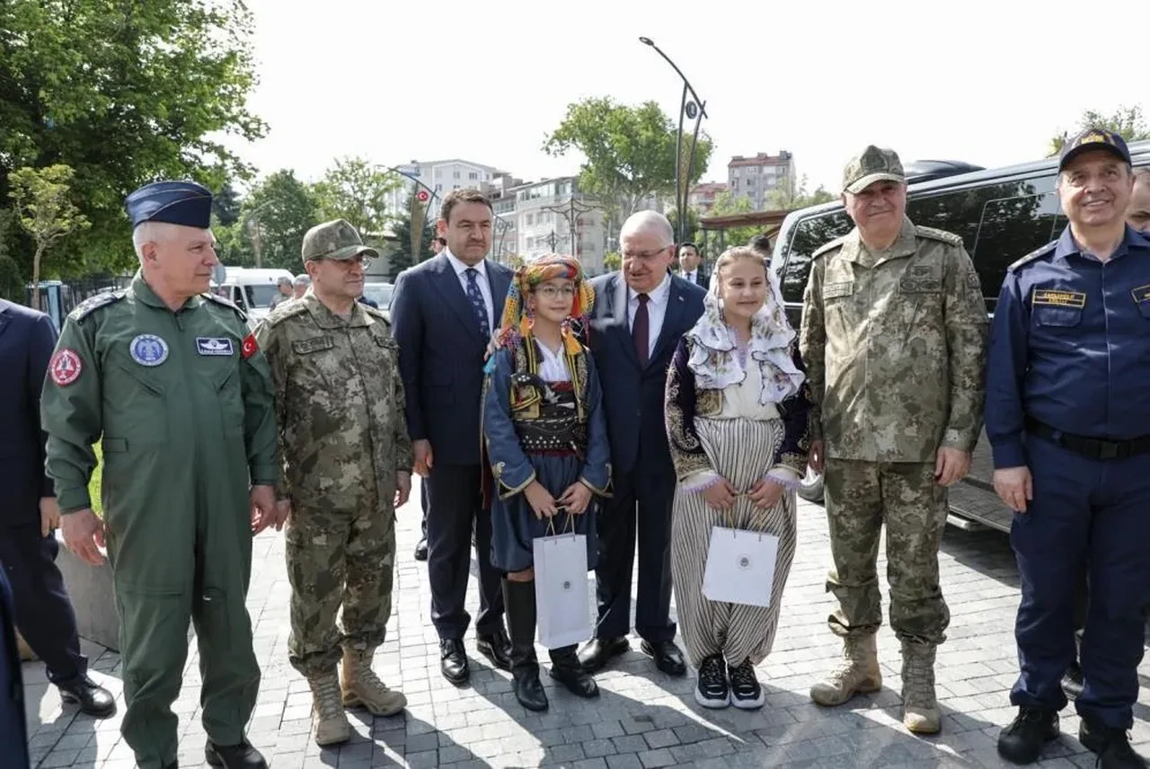 Milli Savunma Bakanı Yaşar Güler'den Mehmetçik’e bayram ziyareti