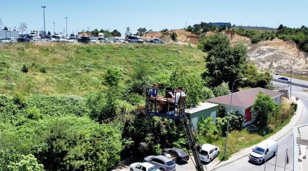 Şaka gibi olay! Müşteriler istedi, vinç çağırdılar: 40 metre yüksekte tavla keyfi